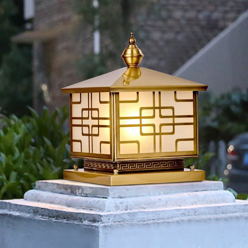 Đèn sân vườn mạ vàng còn là biểu tượng của sự tinh tế và gu thẩm mỹ của gia chủ. Ánh sáng vàng dịu nhẹ lan tỏa qua lớp kính hoa văn mang lại cảm giác ấm áp, vừa cổ điển vừa hiện đại, giúp nâng tầm giá trị cho toàn bộ không gian ngoại thất.