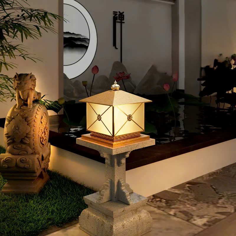 Mẫu đèn trụ cổng mạ vàng chữ X không chỉ đơn thuần là thiết bị chiếu sáng mà còn là một chi tiết trang trí đầy nghệ thuật. Ban ngày, đèn mang vẻ sang trọng như một tác phẩm kiến trúc. Ban đêm, ánh sáng vàng dịu nhẹ tạo nên không khí ấm áp, an toàn và lôi cuốn.