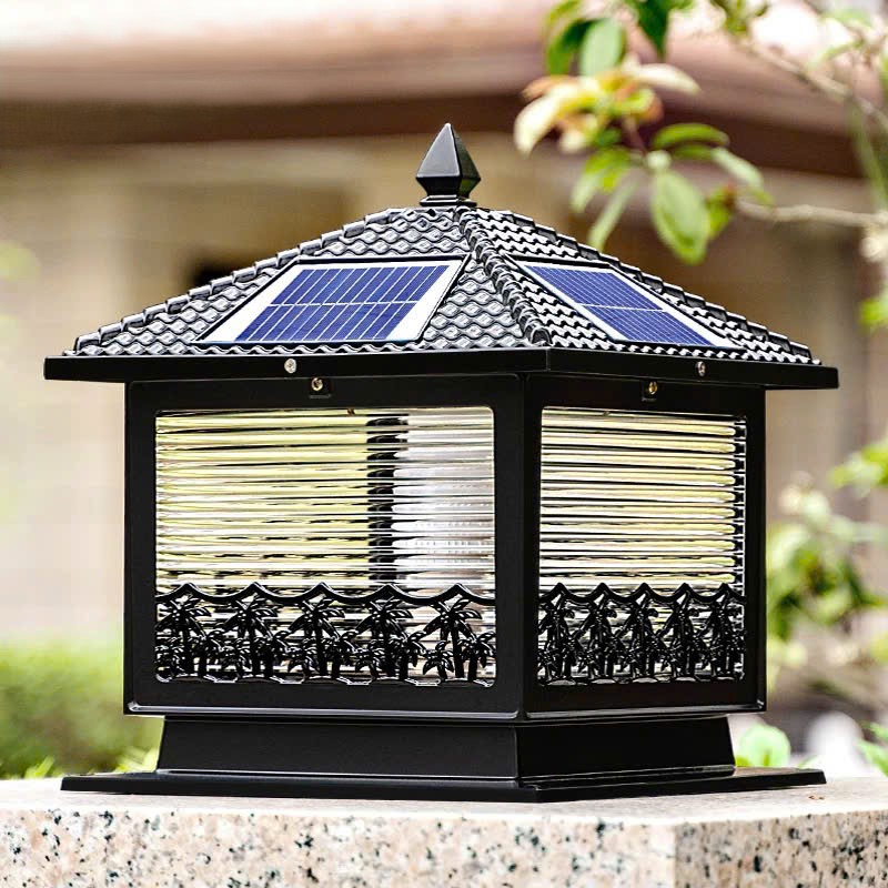 Đèn trụ cổng điểm nhấn hàng cây dừa được thiết kế mái ngói giả cổ kết hợp hoa văn trang trí tinh tế trên phần thân. Tạo nên vẻ đẹp vừa hiện đại vừa truyền thống. Mặt kính trong suốt giúp ánh sáng lan tỏa đều, làm nổi bật lối đi, sân vườn hay cổng nhà. Đây không chỉ là một chiếc đèn, mà còn là một tác phẩm nghệ thuật ngoại thất.