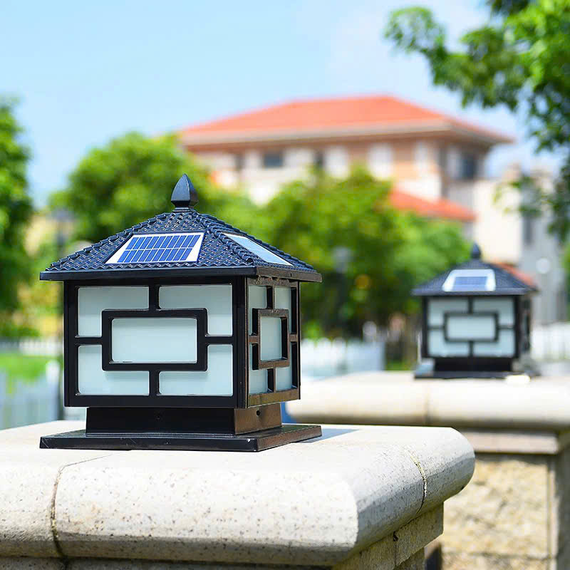 Đèn trụ cổng được thiết kế với khung vuông chắc chắn, nổi bật bởi các họa tiết hình học tinh xảo, tạo cảm giác cân đối và hài hòa. Mái ngói giả cổ cùng chóp nhọn thanh lịch giúp tổng thể sản phẩm trở nên sang trọng. Phù hợp với nhiều phong cách kiến trúc khác nhau từ hiện đại đến truyền thống.