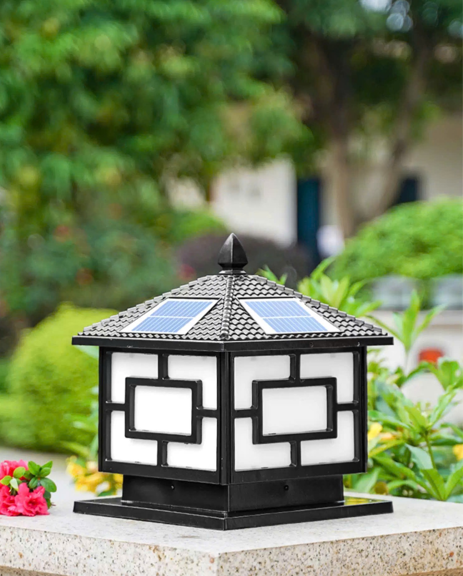 Đèn trụ cổng được thiết kế với khung vuông chắc chắn, nổi bật bởi các họa tiết hình học tinh xảo, tạo cảm giác cân đối và hài hòa. Mái ngói giả cổ cùng chóp nhọn thanh lịch giúp tổng thể sản phẩm trở nên sang trọng. Phù hợp với nhiều phong cách kiến trúc khác nhau từ hiện đại đến truyền thống.