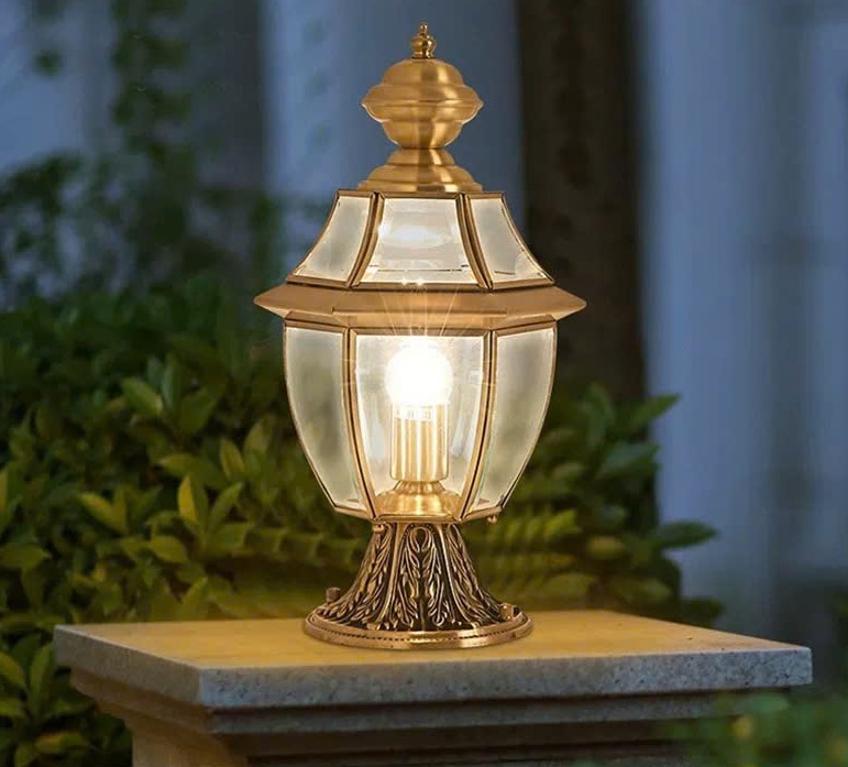 Đèn trụ cổng trang trí sân vườn này không chỉ đơn thuần là vật chiếu sáng mà còn là “tác phẩm nghệ thuật” tô điểm cho kiến trúc ngoại thất. Sự kết hợp giữa ánh sáng lung linh và thiết kế tinh tế giúp không gian thêm phần sang trọng, cuốn hút. Đồng thời thể hiện phong cách sống tinh tế của gia chủ.