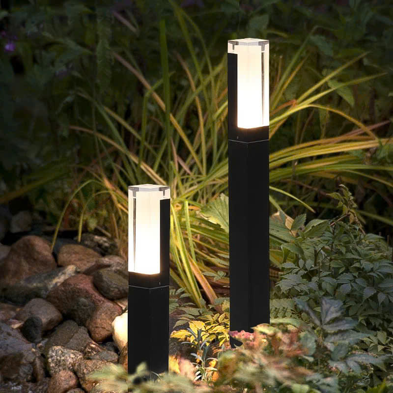 Đèn trụ Led trang trí với ánh sáng vàng ấm áp lan tỏa từ thân đèn không chỉ chiếu sáng lối đi mà còn tạo nên bầu không khí thư giãn, gần gũi. Kết hợp cùng cây xanh và tiểu cảnh, đèn góp phần biến khu vườn trở thành một không gian sống nghệ thuật. Nơi bạn có thể tận hưởng những giây phút bình yên sau ngày dài làm việc.