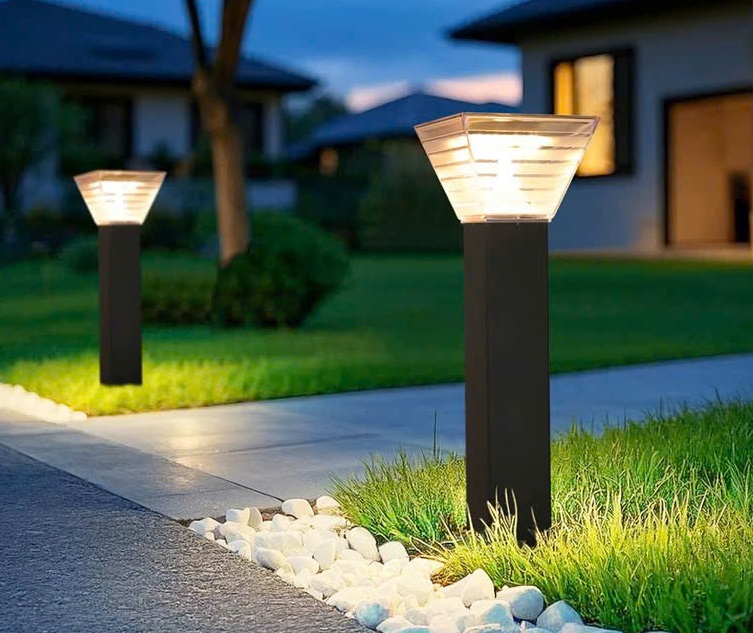 Đèn trụ vuông  sân vườn không chỉ đóng vai trò chiếu sáng, mà còn là điểm nhấn trang trí tinh tế, nâng tầm thẩm mỹ cho không gian ngoại thất. Dưới ánh sáng vàng ấm áp, khu vườn của bạn trở nên lãng mạn, sang trọng và đầy cảm xúc, mang lại trải nghiệm thư giãn tuyệt vời sau một ngày dài.