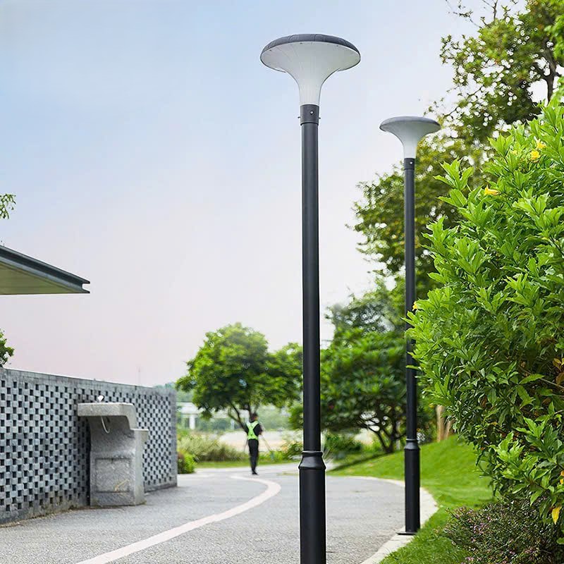Đèn trụ đường lấy cảm hứng từ hình dáng cây nấm độc đáo, mẫu đèn trụ đường LED sở hữu kiểu dáng thanh thoát với phần chụp đèn loe rộng, tạo hiệu ứng ánh sáng lan tỏa mềm mại và đều khắp. Thân đèn được làm từ hợp kim nhôm sơn tĩnh điện cao cấp, mang lại độ bền vượt trội trước mọi điều kiện thời tiết, đồng thời giúp tổng thể trở nên sang trọng và tinh tế.