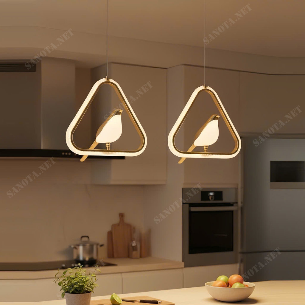 Đèn thả chim khung tam giác SNT5829 với thiết kế hình tam giác làm khung và chi tiết chim trang trí thanh lịch, chiếc đèn không chỉ chiếu sáng mà còn tạo điểm nhấn nghệ thuật cho căn phòng.