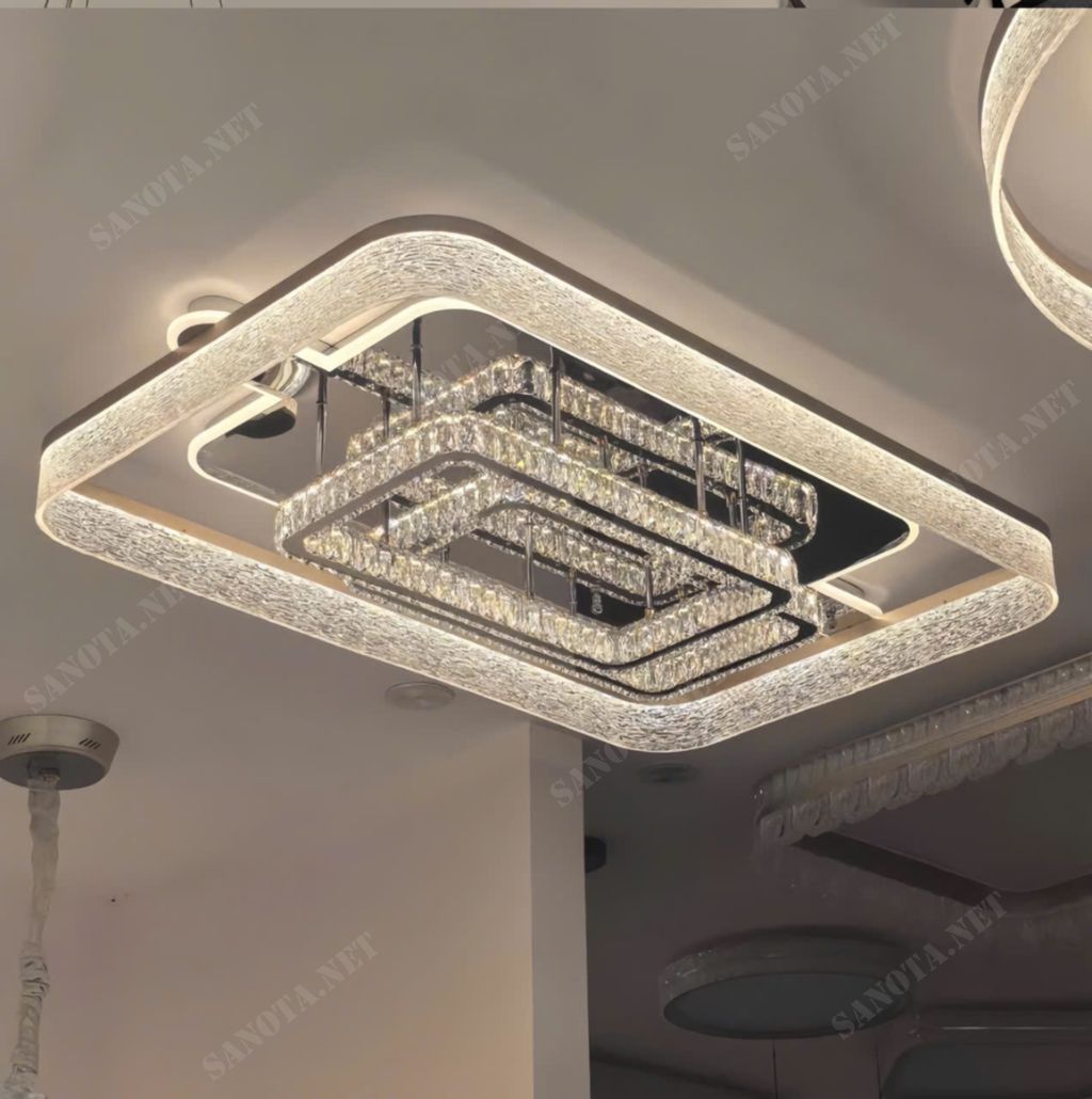 Mẫu đèn ốp trần pha lê hai vòng hiện đại là một trong những thiết kế được yêu thích nhờ sự kết hợp hài hòa giữa tính thẩm mỹ và công năng