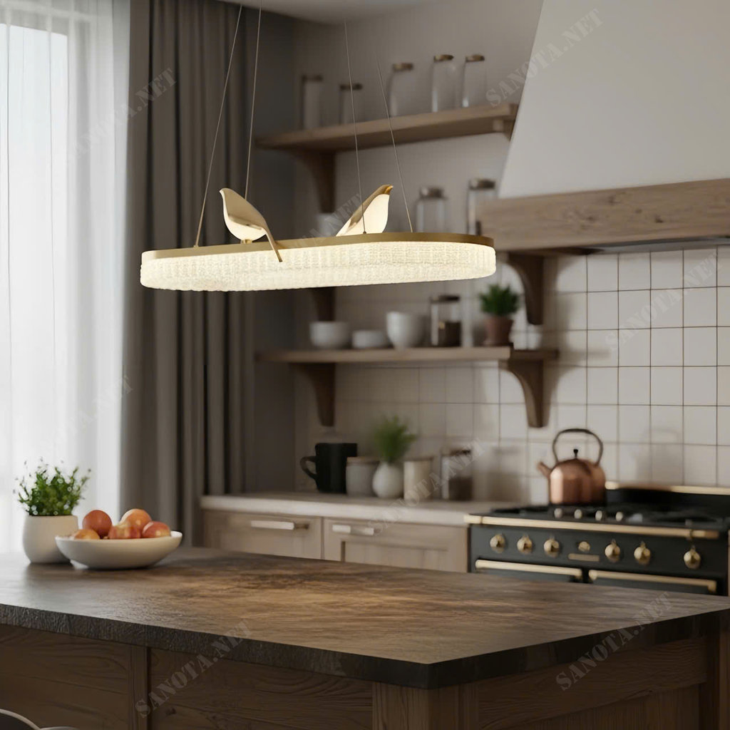 Đèn chùm bàn ăn mang phong cách tối giản nhưng đầy tinh tế, kết hợp hoàn hảo giữa khung kim loại sơn tĩnh điện và chi tiết chim trang trí ánh vàng sang trọng.