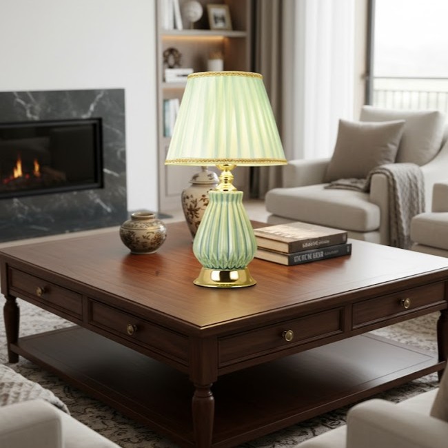 Đèn bàn trang trí phòng ngủ được thiết kế tinh tế với thân đèn gốm sứ phủ men. Tạo cảm giác nhẹ nhàng, thanh thoát nhưng vẫn toát lên sự sang trọng. Phần chao đèn vải gấp nếp mềm mại, ánh sáng hắt ra nhẹ nhàng lan tỏa khắp không gian. Giúp bạn thư giãn sau một ngày dài mệt mỏi. Khi ánh đèn được bật lên, gam màu ấm áp hòa quyện cùng sắc hồng nhẹ, mang đến cảm giác an yên, lãng mạn cho căn phòng ngủ.