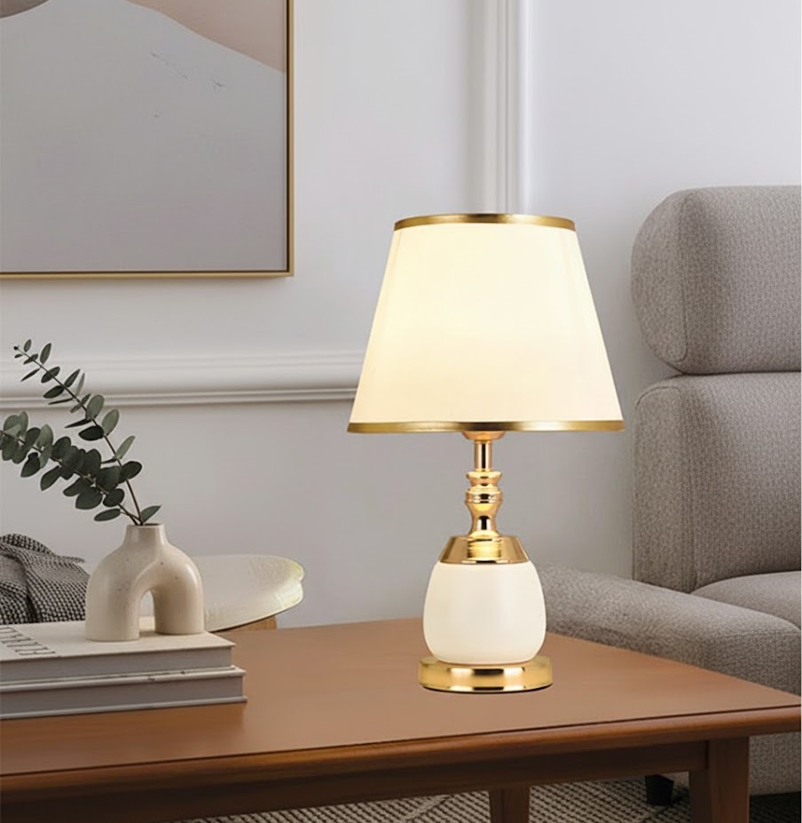 Đèn bàn trang trí cổ điển là lựa chọn hoàn hảo cho những ai yêu thích phong cách quý phái và đậm chất châu Âu. Với thiết kế tinh tế, phần thân đèn được chế tác từ chất liệu kim loại phủ sơn đen nhám kết hợp cùng các chi tiết mạ vàng sang trọng. Tạo nên một tổng thể đầy quyền quý và đẳng cấp. Chao đèn màu đen phối viền vàng làm nổi bật ánh sáng ấm áp, giúp không gian trở nên huyền ảo và cuốn hút hơn bao giờ hết.