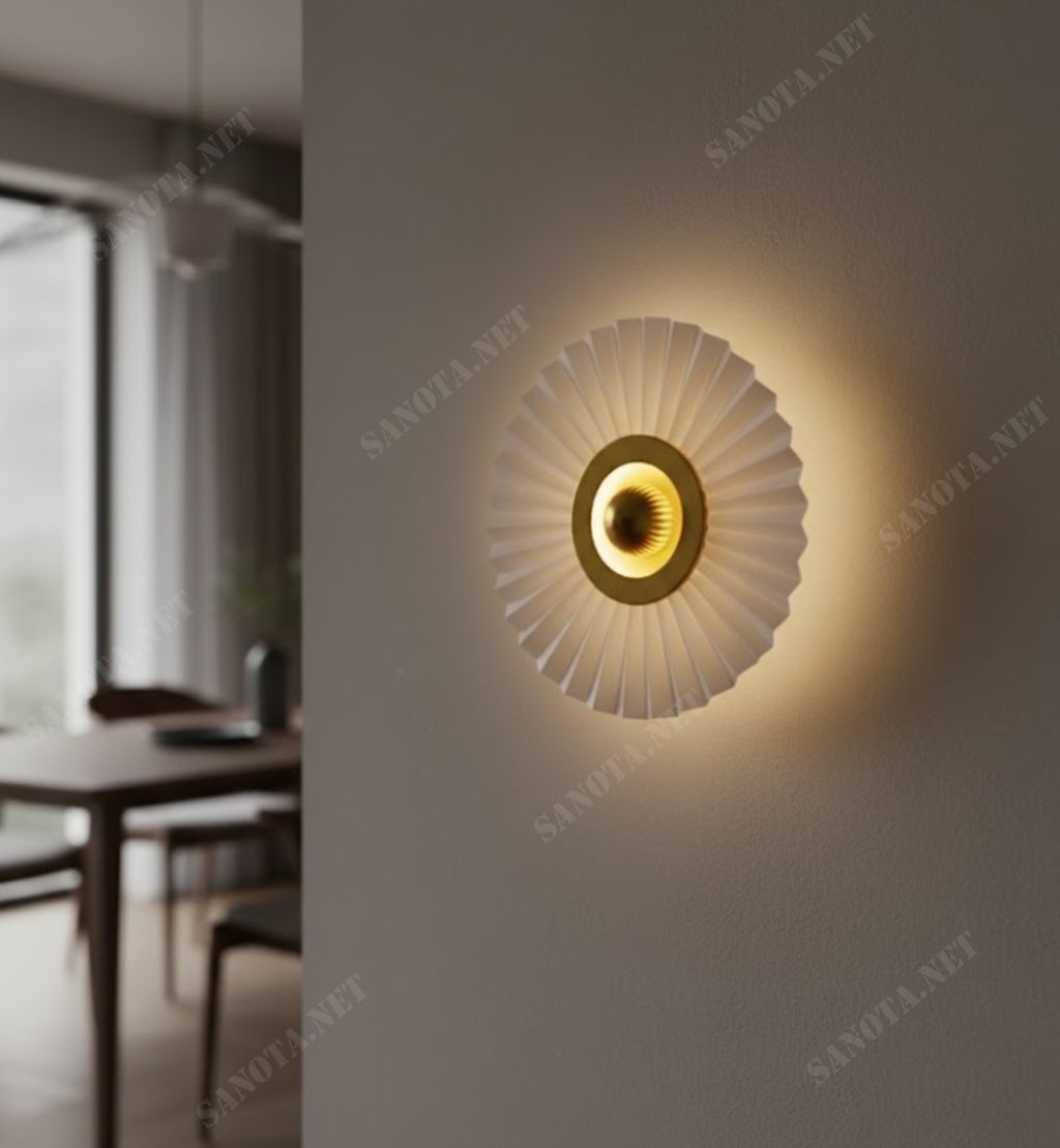 Chiếc đèn gây ấn tượng với thiết kế mặt tròn gấp nếp đều nhau như cánh quạt, tạo hiệu ứng ánh sáng loang tỏa độc đáo khi bật sáng