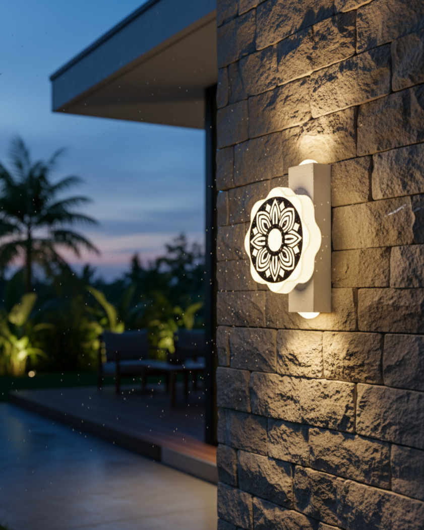 Đèn tường hoạ tiết văn hoá IP65 SNT6083 chinh phục người dùng bằng sự kết hợp giữa thiết kế thẩm mỹ và độ bền vượt trội. Cả hai đều sở hữu họa tiết....