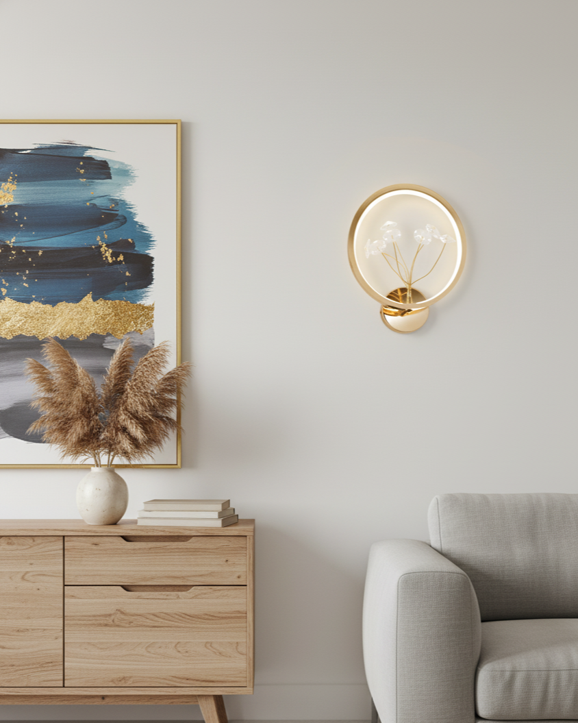 Đèn tường nhụy hoa hiện đại SNT6042 các thanh kim loại mảnh vươn lên từ tâm tròn, đỡ những cánh hoa pha lê nhỏ trong suốt như đang tỏa nở....