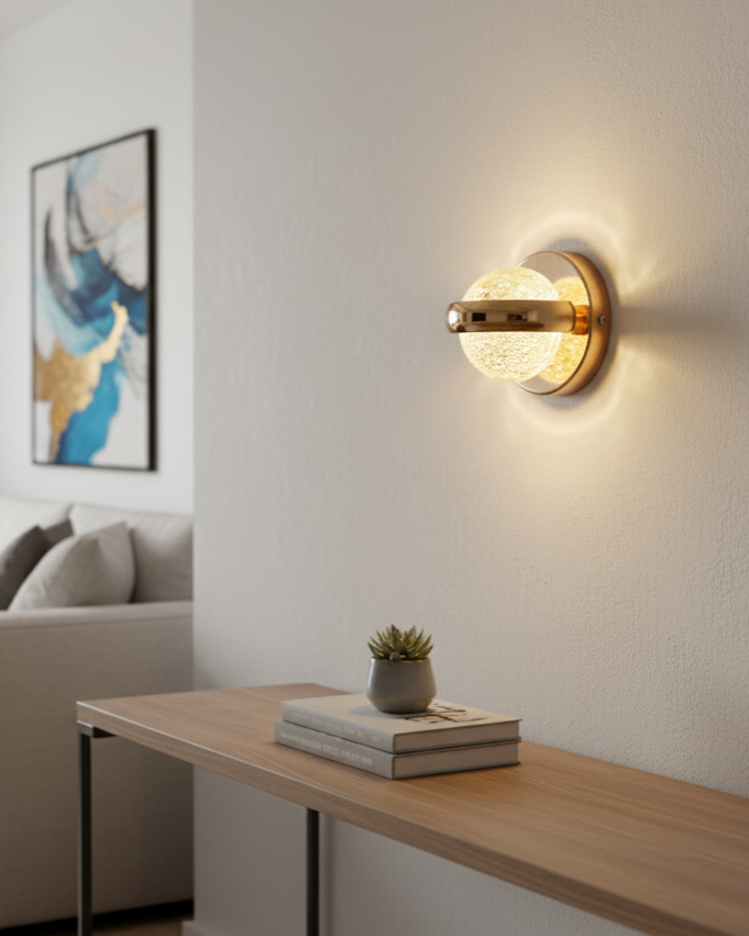 Đèn tường quả cầu sang trọng SNT6060 thiết kế hình cầu độc đáo, kết hợp giữa chất liệu pha lê trong suốt và phần khung kim loại ánh vàng....