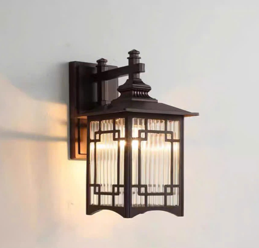 Đèn tường trang trí cổ điển là lựa chọn hoàn hảo dành cho những ai yêu thích phong cách kiến trúc sang trọng, tinh tế và bền bỉ theo thời gian. Với thiết kế hình hộp vuông vức, các đường nét khoẻ khoắn kết hợp hoạ tiết kim loại mang đậm hơi thở Á Đông. Đèn không chỉ chiếu sáng mà còn trở thành một tác phẩm trang trí nổi bật cho mọi không gian. Khung đèn kim loại màu tối tạo sự tương phản đầy cuốn hút với ánh sáng vàng, đem đến cảm giác ấm cúng và đậm dấu ấn cổ điển.