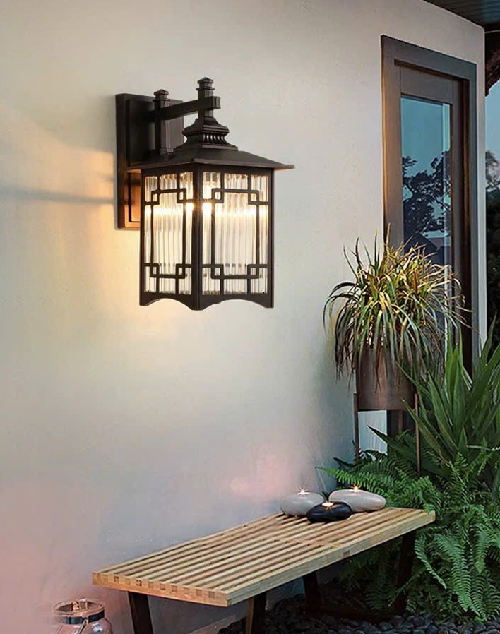 Đèn tường trang trí cổ điển là lựa chọn hoàn hảo dành cho những ai yêu thích phong cách kiến trúc sang trọng, tinh tế và bền bỉ theo thời gian. Với thiết kế hình hộp vuông vức, các đường nét khoẻ khoắn kết hợp hoạ tiết kim loại mang đậm hơi thở Á Đông. Đèn không chỉ chiếu sáng mà còn trở thành một tác phẩm trang trí nổi bật cho mọi không gian. Khung đèn kim loại màu tối tạo sự tương phản đầy cuốn hút với ánh sáng vàng, đem đến cảm giác ấm cúng và đậm dấu ấn cổ điển.