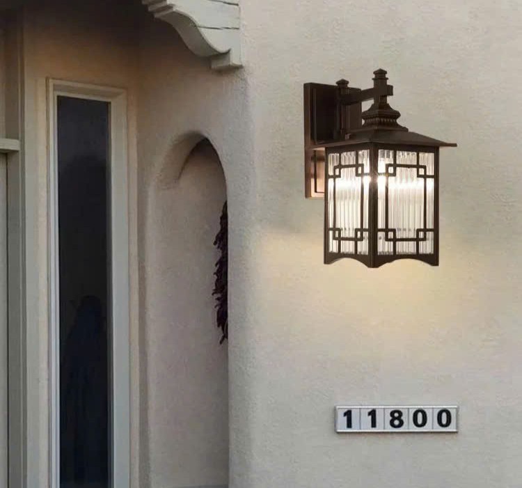 Đèn tường trang trí cổ điển là lựa chọn hoàn hảo dành cho những ai yêu thích phong cách kiến trúc sang trọng, tinh tế và bền bỉ theo thời gian. Với thiết kế hình hộp vuông vức, các đường nét khoẻ khoắn kết hợp hoạ tiết kim loại mang đậm hơi thở Á Đông. Đèn không chỉ chiếu sáng mà còn trở thành một tác phẩm trang trí nổi bật cho mọi không gian. Khung đèn kim loại màu tối tạo sự tương phản đầy cuốn hút với ánh sáng vàng, đem đến cảm giác ấm cúng và đậm dấu ấn cổ điển.