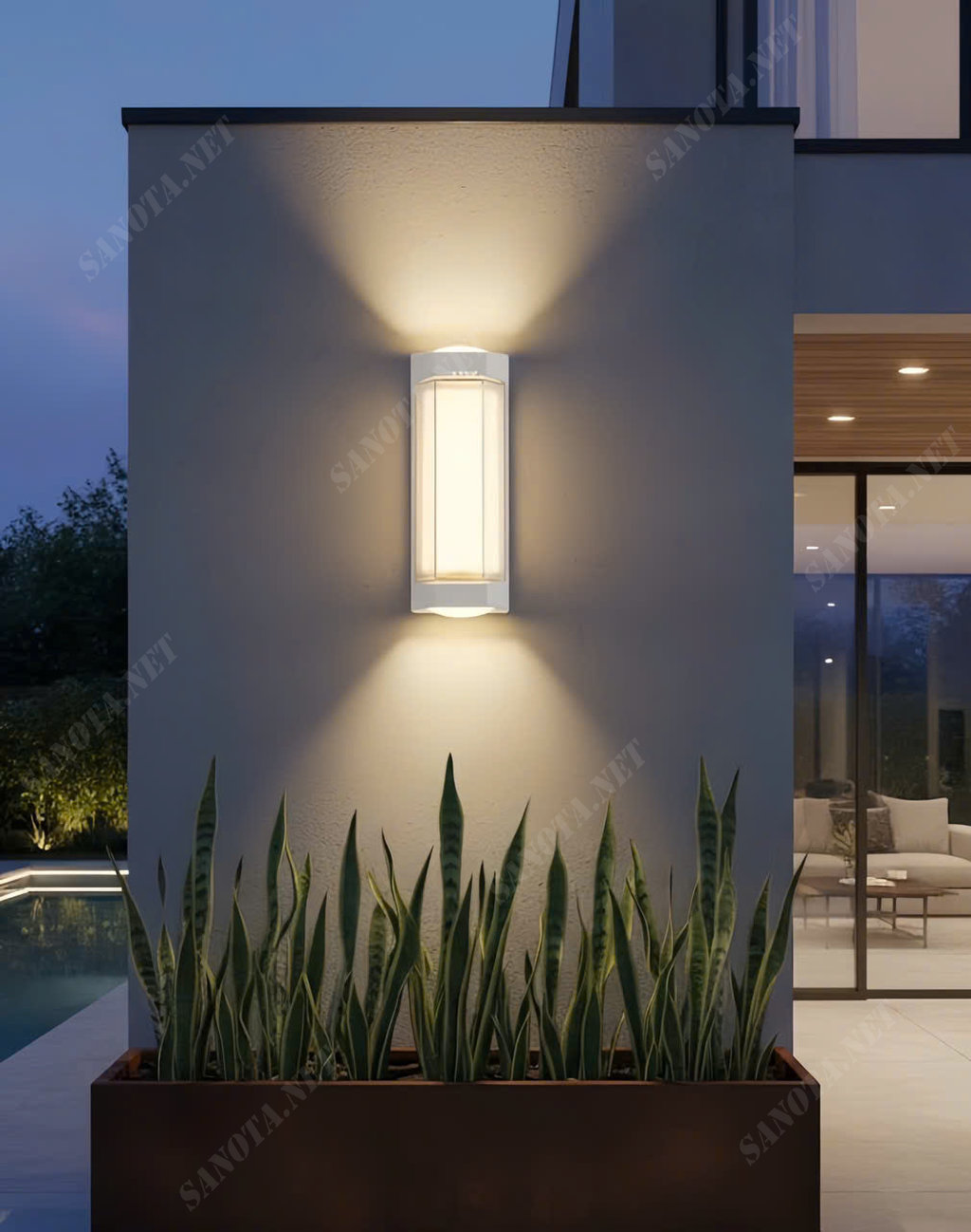 Bạn đang tìm kiếm một giải pháp chiếu sáng ngoại thất vừa hiệu quả vừa mang tính thẩm mỹ cao? Đèn tường trang trí sân vườn chính là sự lựa chọn hoàn hảo, mang đến sự kết hợp tinh tế giữa thiết kế hiện đại và công năng chiếu sáng vượt trội. Với kiểu dáng độc đáo và ánh sáng ấm áp.