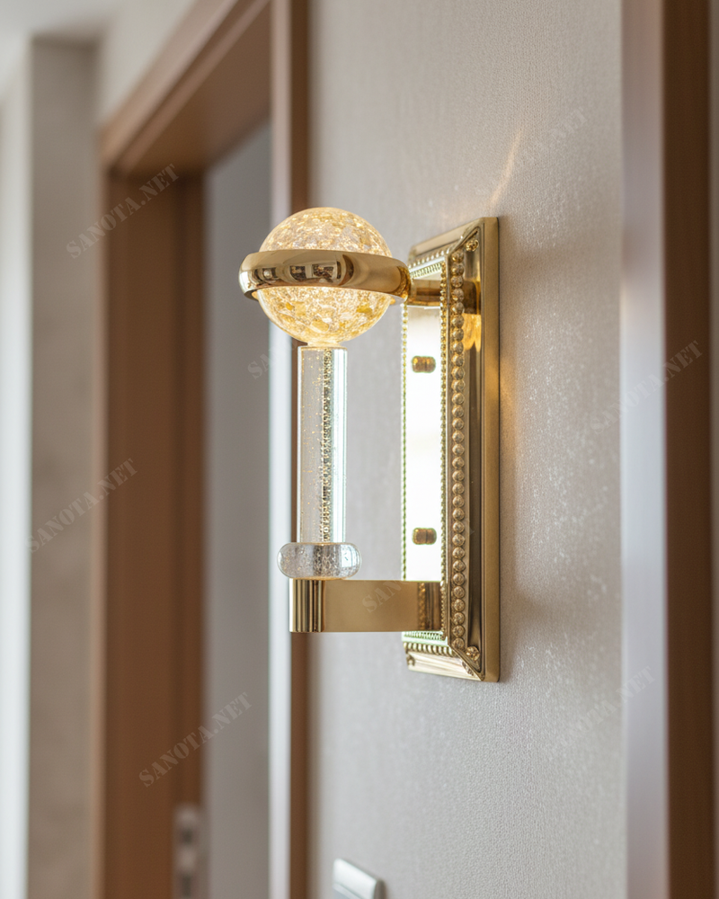 Đèn tường thân mạ vàng hiện đại SNT6072 sở hữu thiết kế lấy cảm hứng từ phong cách cổ điển, toát lên vẻ quý phái lớp hoàn thiện màu vàng kim loại bóng loáng