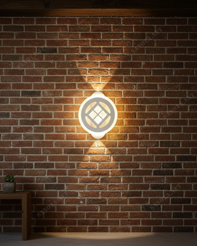 Đèn tường kim tiền huỳnh quang SNT6082 nổi bật với thiết kế hình tròn trên đế bầu dục. Tạo nên sự cân đối hài hòa. Chi tiết trung tâm là họa tiết ô cửa sổ..