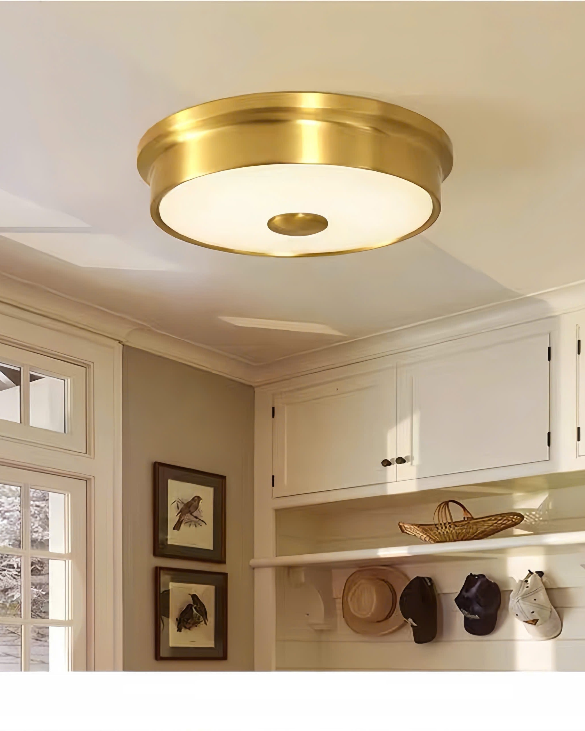 Đèn ốp trần tròn đồng hiện đại SNT6183 hình dạng tròn trịa và phẳng. Được thiết kế theo phong cách tối giản, ốp sát vào trần nhà....