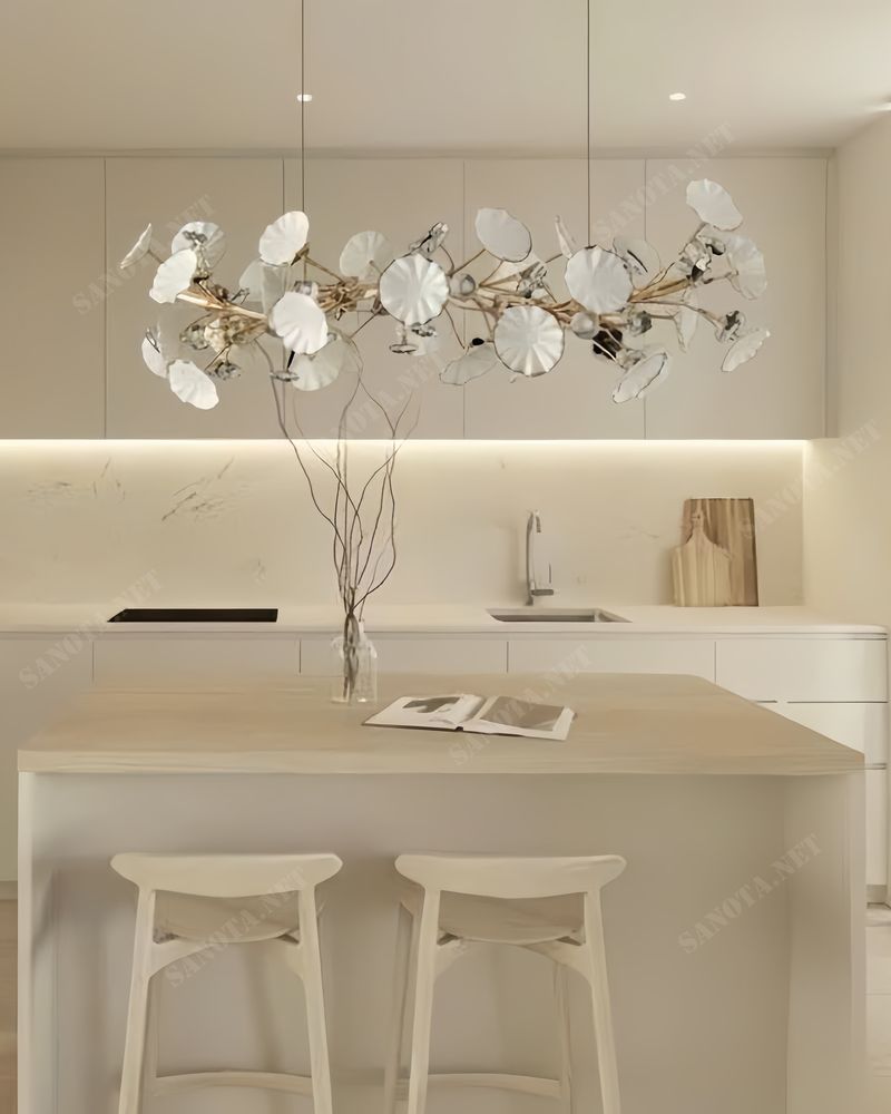 Đèn chùm thả bàn ăn hoa sứ và pha lê SNT6237 với phần thân hợp kim uốn lượn tinh tế, tạo nên bố cục chuyển động tự nhiên và đầy sức sống....