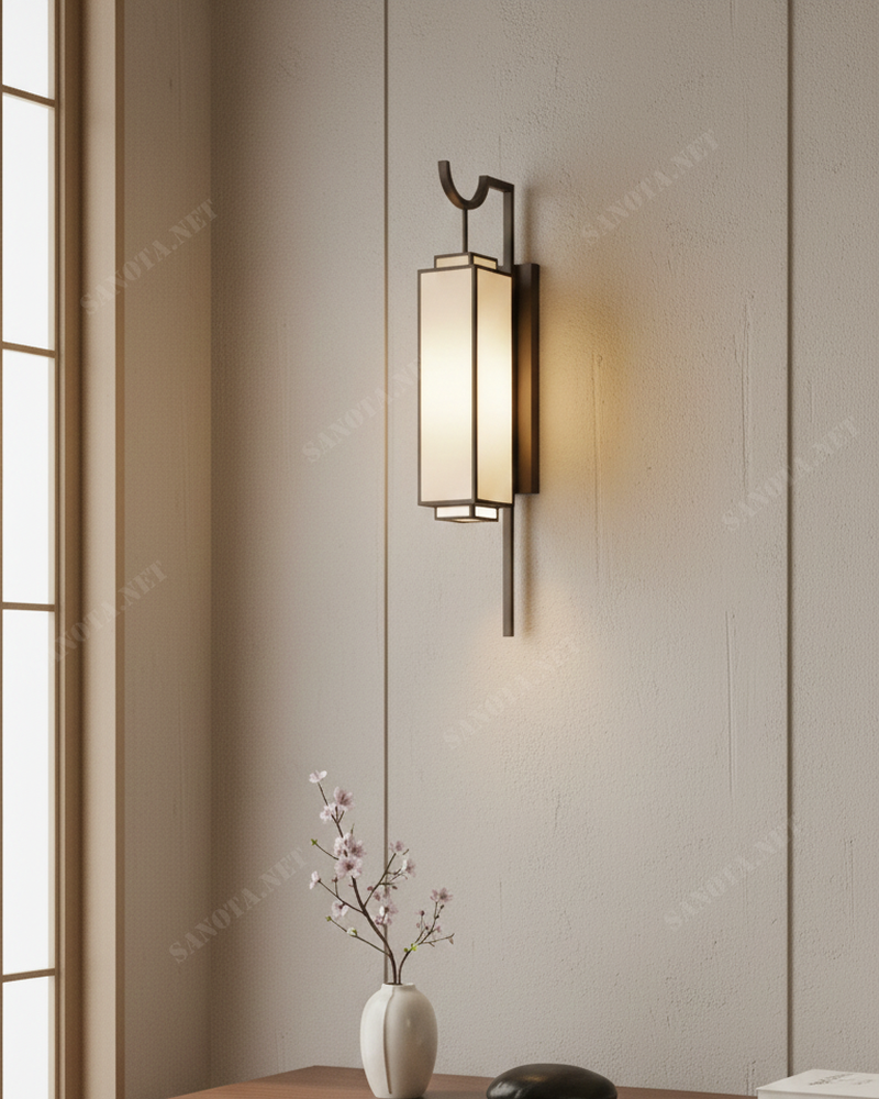 Đèn tường Indochine khung đồng chao vải SNT6291 cấu trúc đèn bắt đầu với phần ốp trần và đui đèn được làm từ kim loại cao cấp, phủ lớp mạ màu vàng...