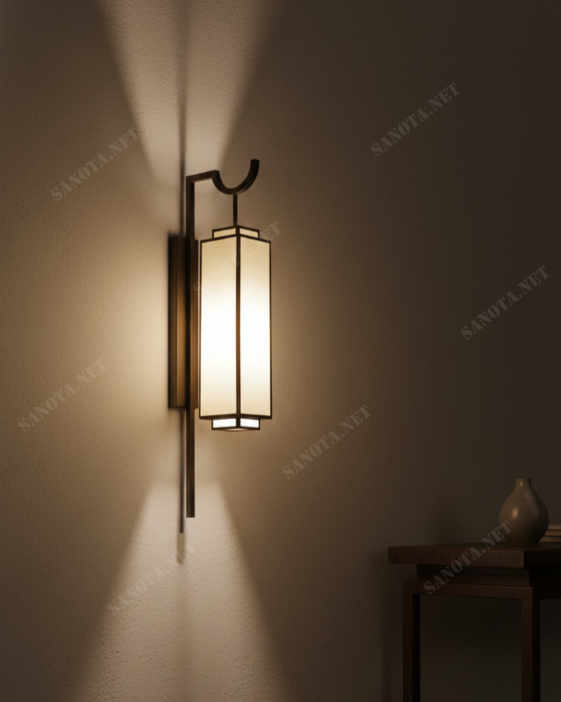 Đèn tường Indochine khung đồng chao vải SNT6291 cấu trúc đèn bắt đầu với phần ốp trần và đui đèn được làm từ kim loại cao cấp, phủ lớp mạ màu vàng...