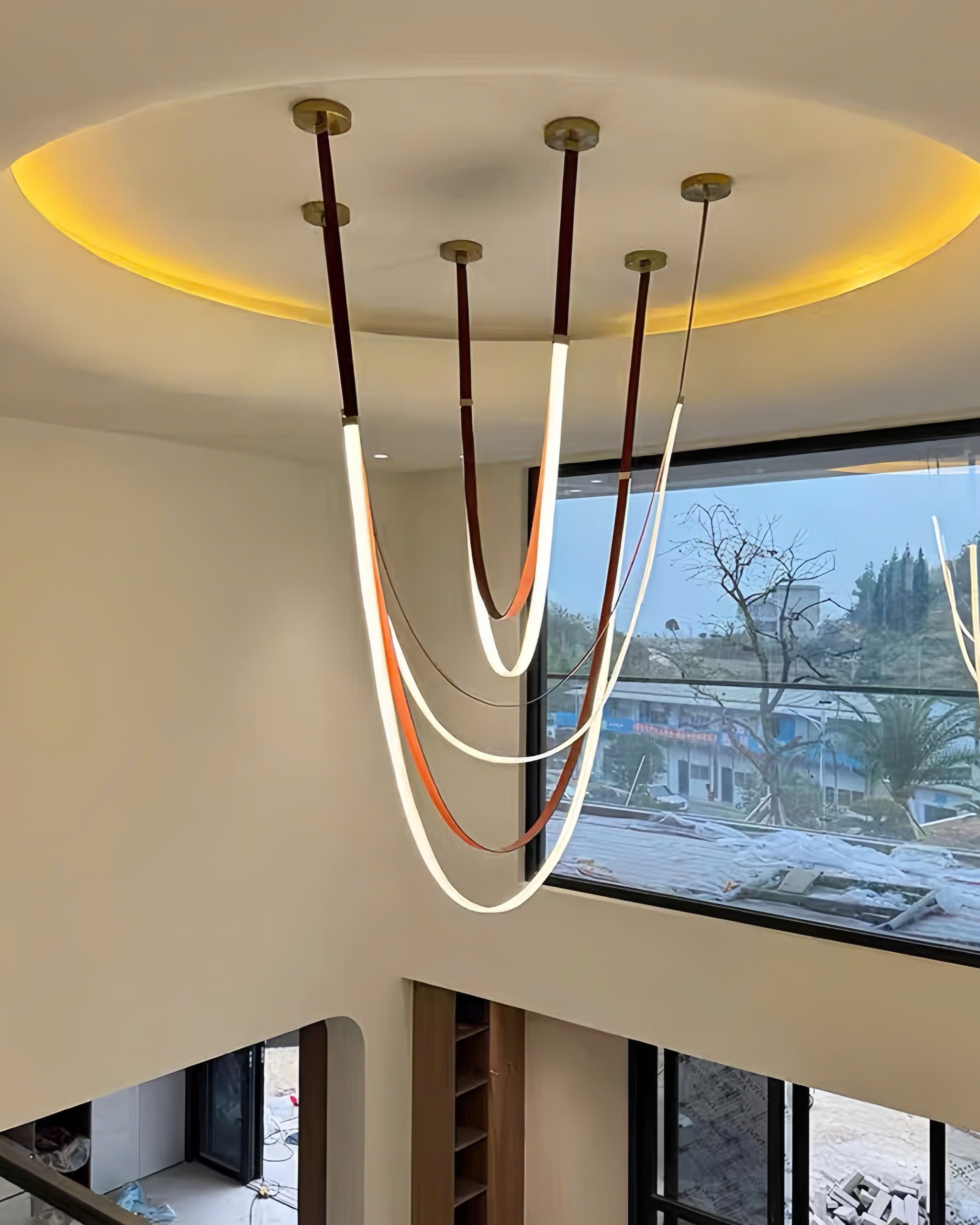 Đèn thả thông tầng dây da hiện đại SNT6306 nổi bật với cấu trúc treo trần lạ mắt. Mô phỏng hình ảnh những chiếc dây đai được uốn cong duyên dáng.....