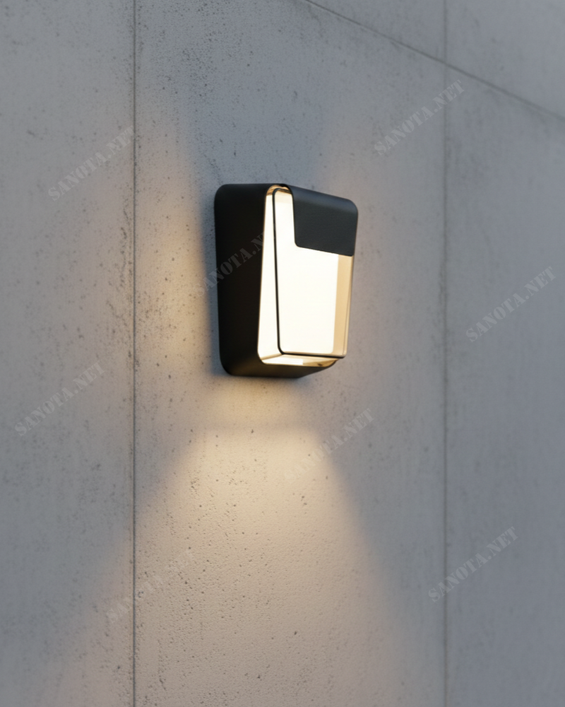 Đèn tường hiện đại ngoài trời SNT6310 sở hữu kiểu dáng hình học dạng khung rỗng bo tròn các góc rất lạ mắt. Phá vỡ sự đơn điệu của các mẫu đèn.....
