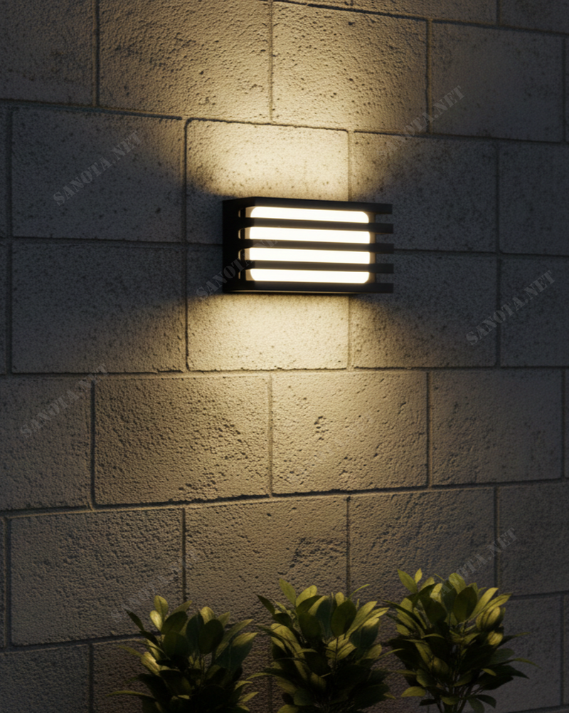 Đèn vách ngoài trời thanh ngang hiện đại SNT6311 gây ấn tượng bởi thiết kế hình hộp chữ nhật nằm ngang đầy đặn và kiên cố. Mặt trước của đèn....