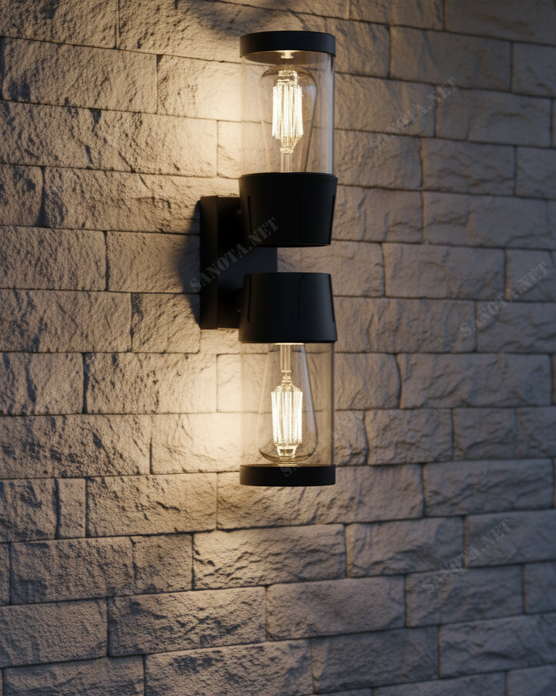 Đèn vách ngoài trời khối trụ đối xứng SNT6314 nổi bật với thiết kế trụ đôi đối xứng. Gắn trên một giá đỡ màu đen mờ tạo cảm giác chắc chắn và bền bỉ....