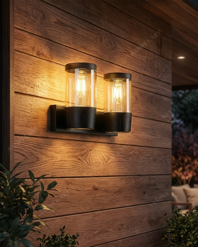 Đèn vách ngoài trời khối trụ SNT6315 nổi bật với thiết kế trụ đôi hoặc đơn. Gắn trên một giá đỡ màu đen mờ tạo cảm giác chắc chắn và bền bỉ....