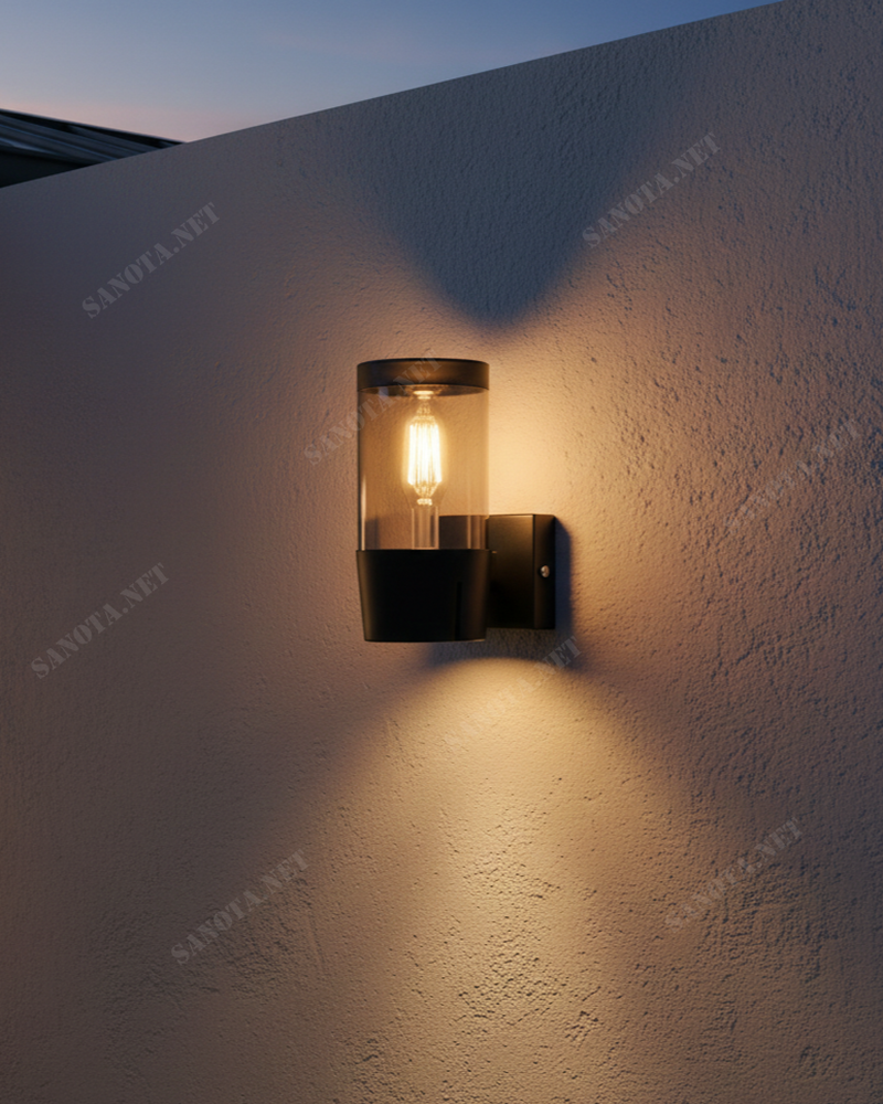 Đèn vách ngoài trời khối trụ SNT6315 nổi bật với thiết kế trụ đôi hoặc đơn. Gắn trên một giá đỡ màu đen mờ tạo cảm giác chắc chắn và bền bỉ....