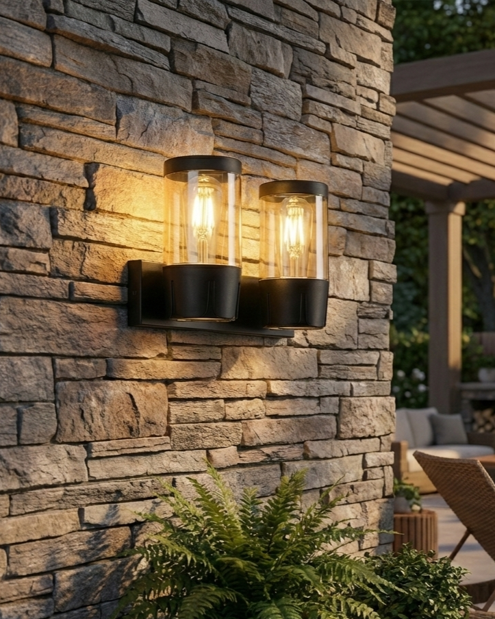 Đèn vách ngoài trời khối trụ SNT6315 nổi bật với thiết kế trụ đôi hoặc đơn. Gắn trên một giá đỡ màu đen mờ tạo cảm giác chắc chắn và bền bỉ....