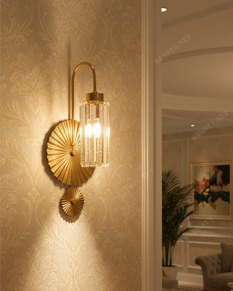 Đèn tường pha lê ánh dương SNT6398 với điểm nhấn đắt giá nhất của mẫu đèn này là phần đĩa kim loại phía sau được dập nổi các đường...