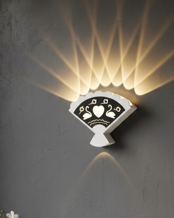 Đèn tường hình quạt uyên ương SNT6449 đèn được chế tác từ hợp kim sơn tĩnh điện cao cấp với tông màu trắng chủ đạo. Kết hợp cùng tấm mặt đen....